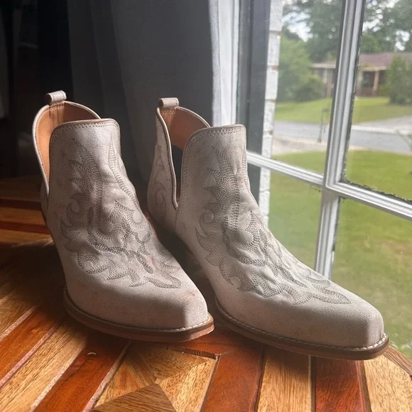 Myra Bag White Ankle Boots - Picture 4 of 10